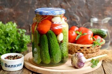 Concombres aux tomates, marinés pour l'hiver