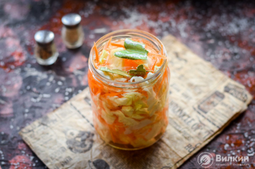 Pickle chou rapidement et savoureux avec de la saumure chaude