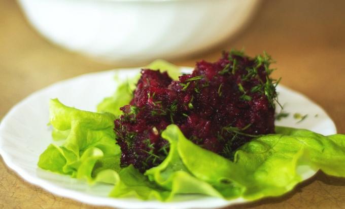 Betterave salade avec des aubergines