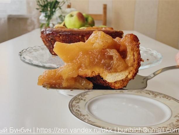 Un morceau de la tarte de pommes et du pain. Charlotte en allemand
